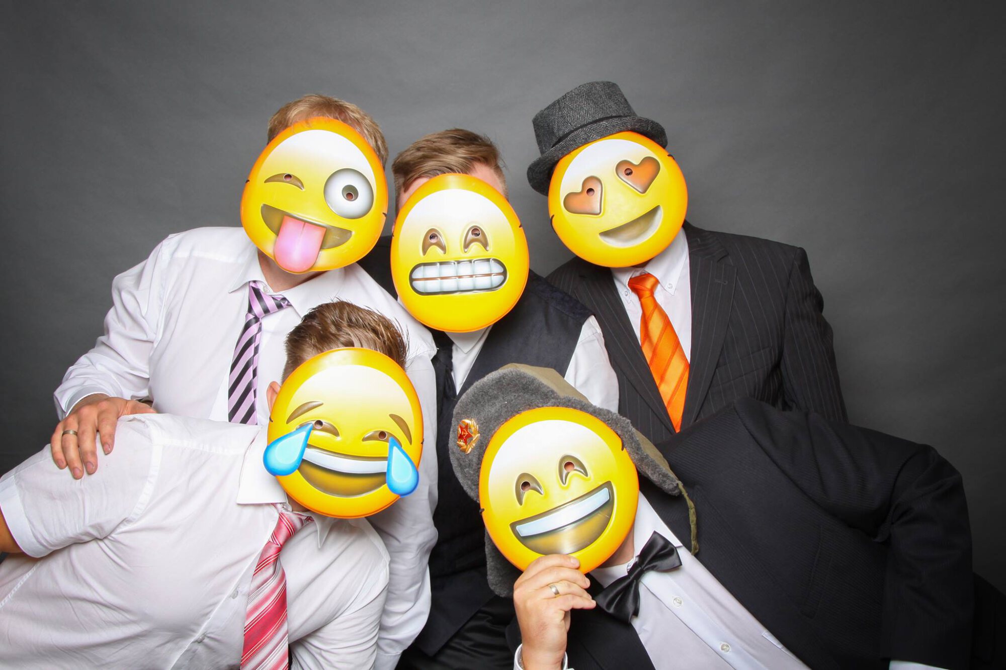 Hochzeitsgäste mit Emoji-Masken vor der Fotobox – Fotobox Erzgebirge