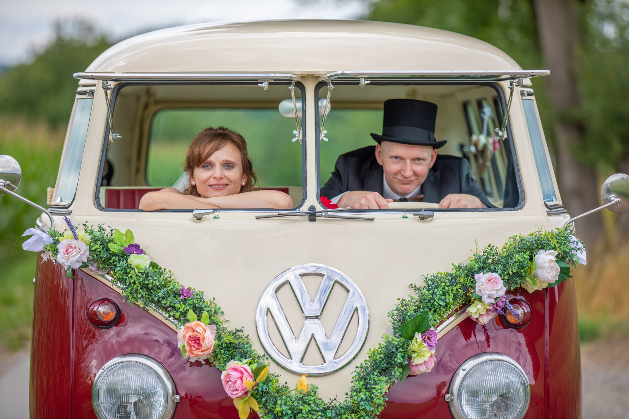 Brautpaar im geschmückten VW-Bus als Hochzeitsauto – Hochzeitsfotograf Marko Lorenz