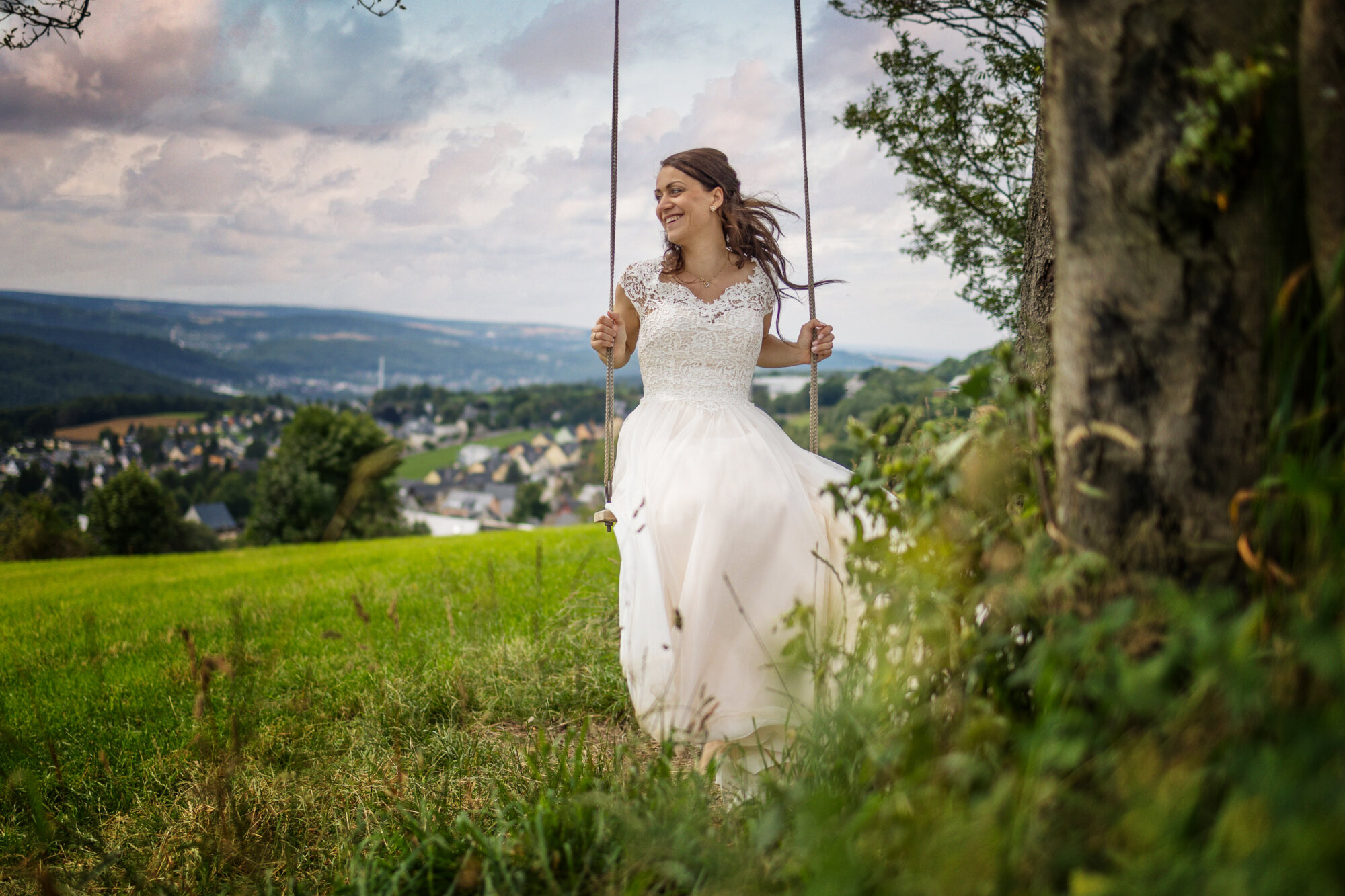 Braut auf einer Schaukel über dem Tal – Hochzeitsfotograf Marko Lorenz