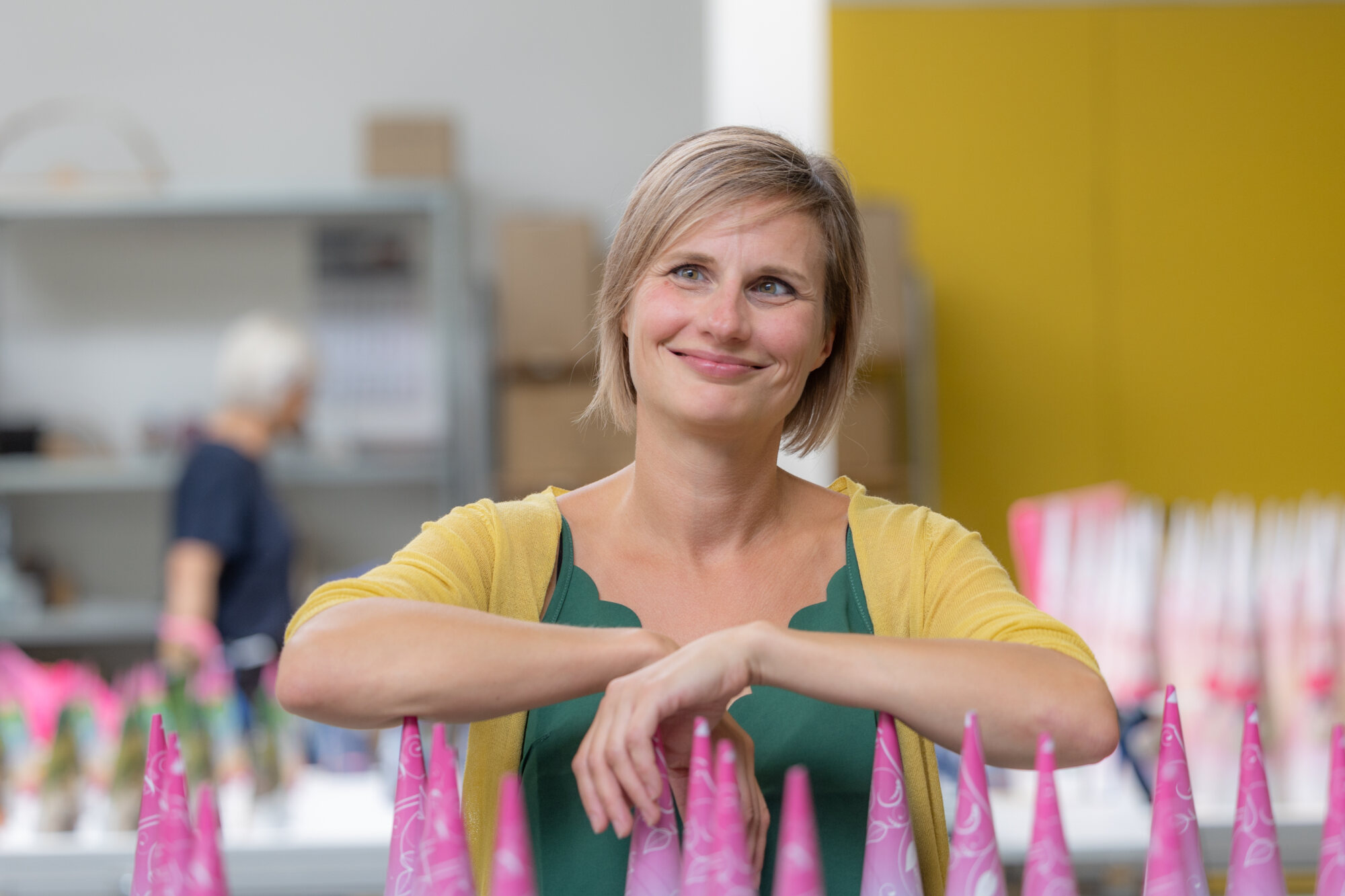 Businessporträt einer lächelnden Frau im gelben Cardigan – Businessfotografie Marko Lorenz