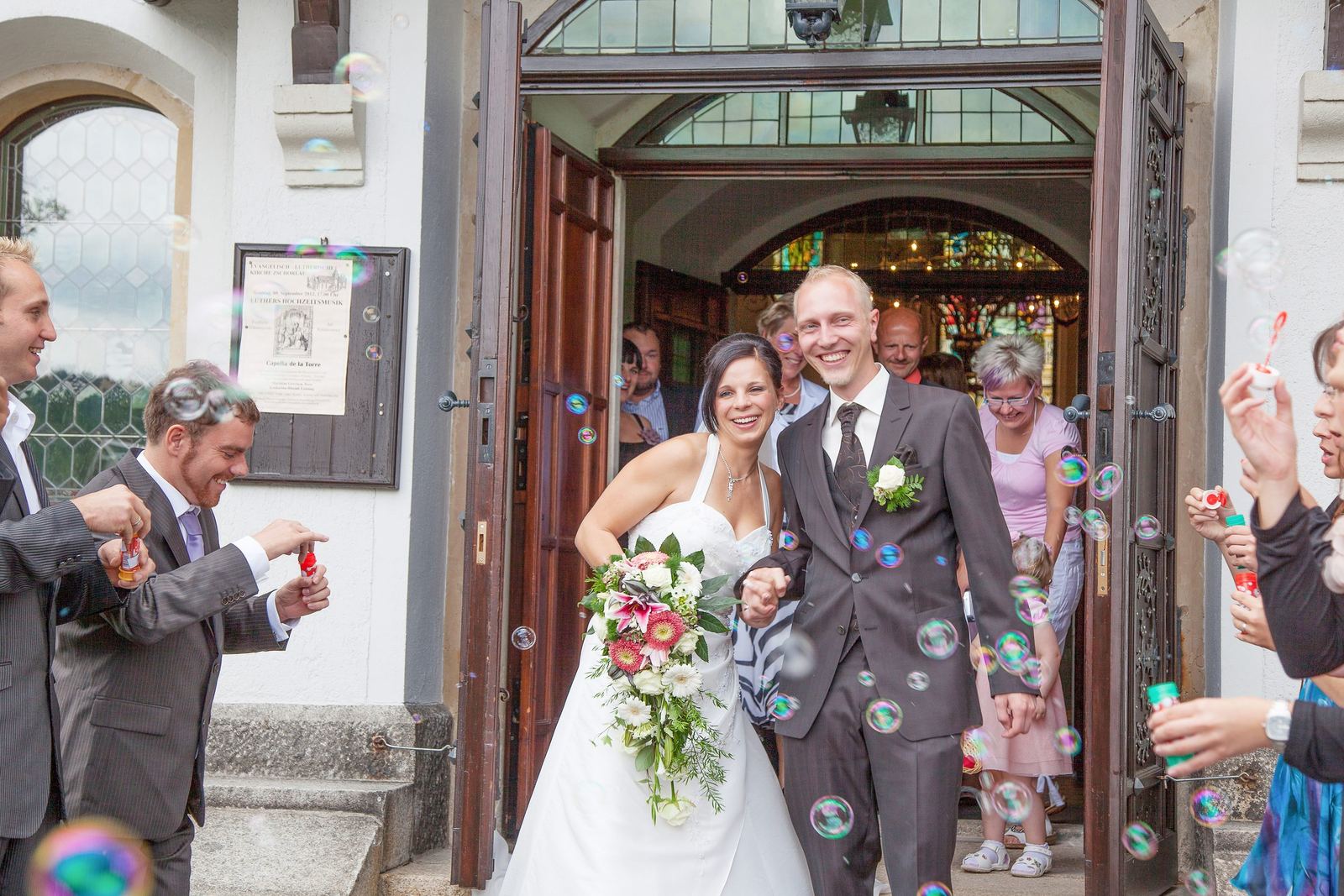 Auszug aus der Kirche mit Seifenblasen – Marko Lorenz, Hochzeitsfotograf