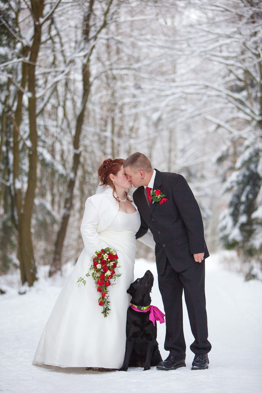 Brautpaar im verschneiten Winterwald mit Hund – Marko Lorenz, Hochzeitsfotograf