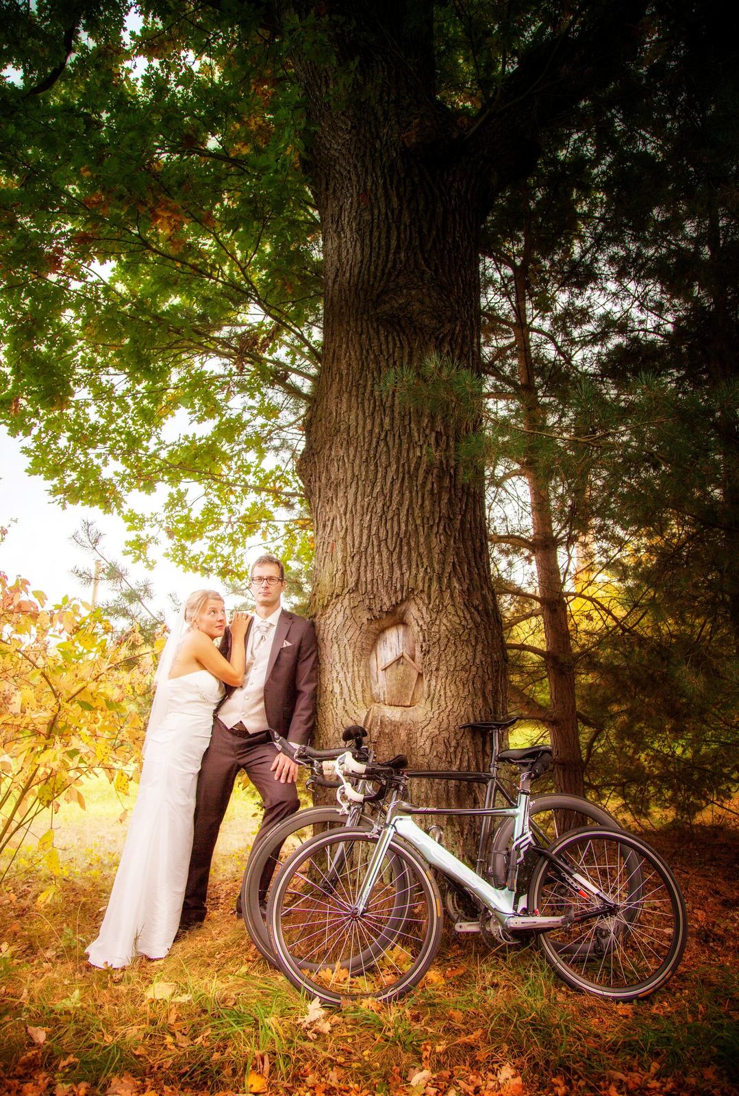 Brautpaar mit Fahrrad unter einer alten Eiche im Herbstlicht – Marko Lorenz, Hochzeitsfotograf