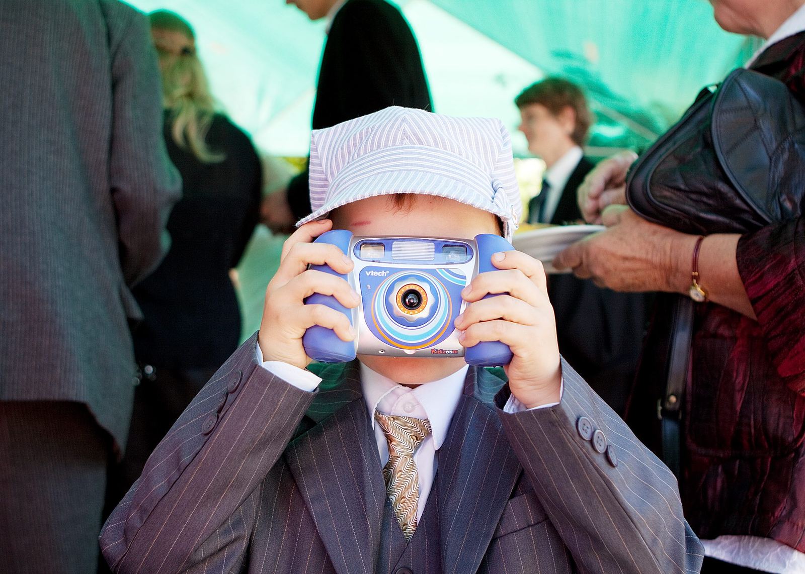 Kind fotografiert mit Spielzeugkamera auf der Hochzeitsfeier – Marko Lorenz, Hochzeitsfotograf
