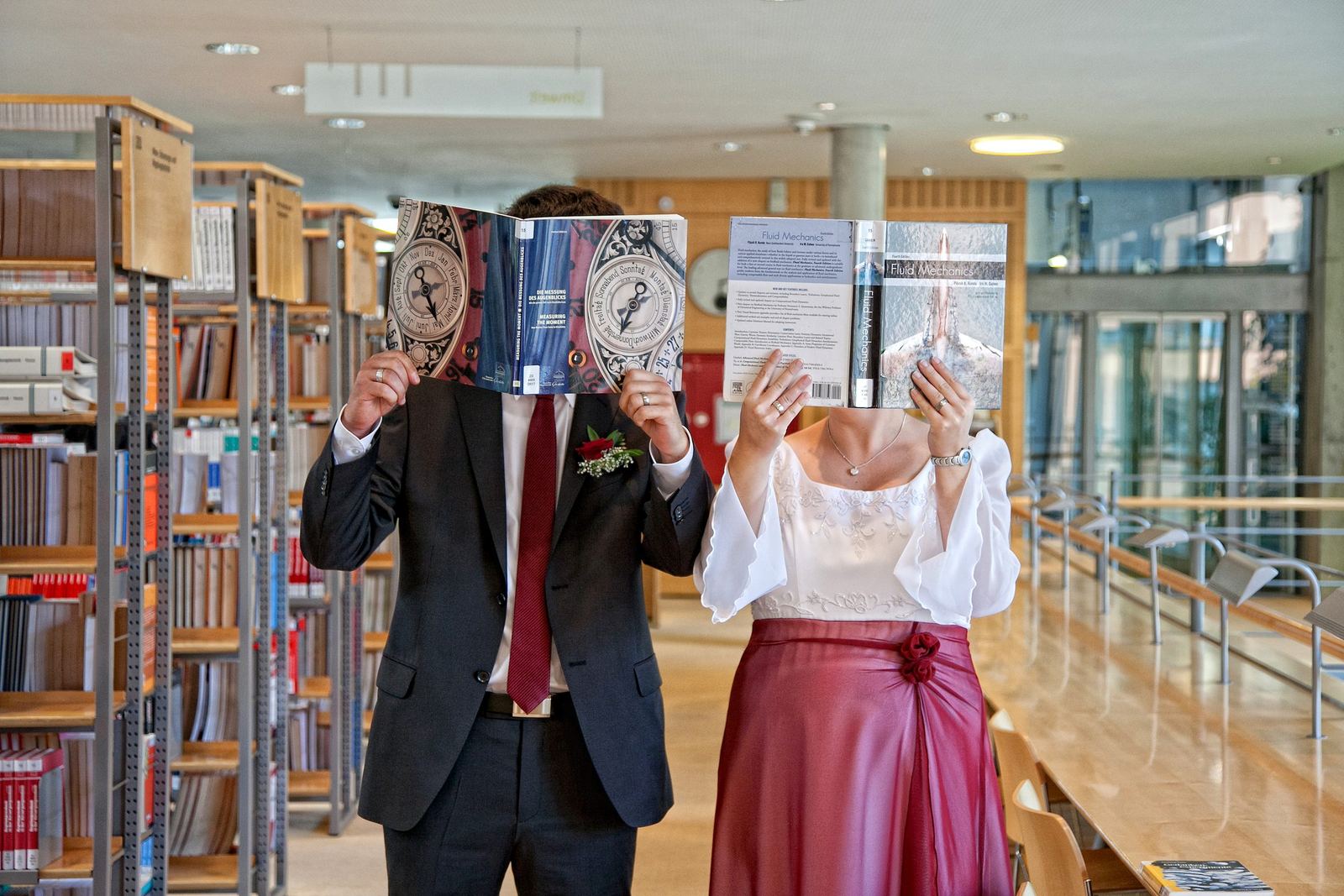 Kreatives Paarshooting in einer Bibliothek – Marko Lorenz, Hochzeitsfotograf
