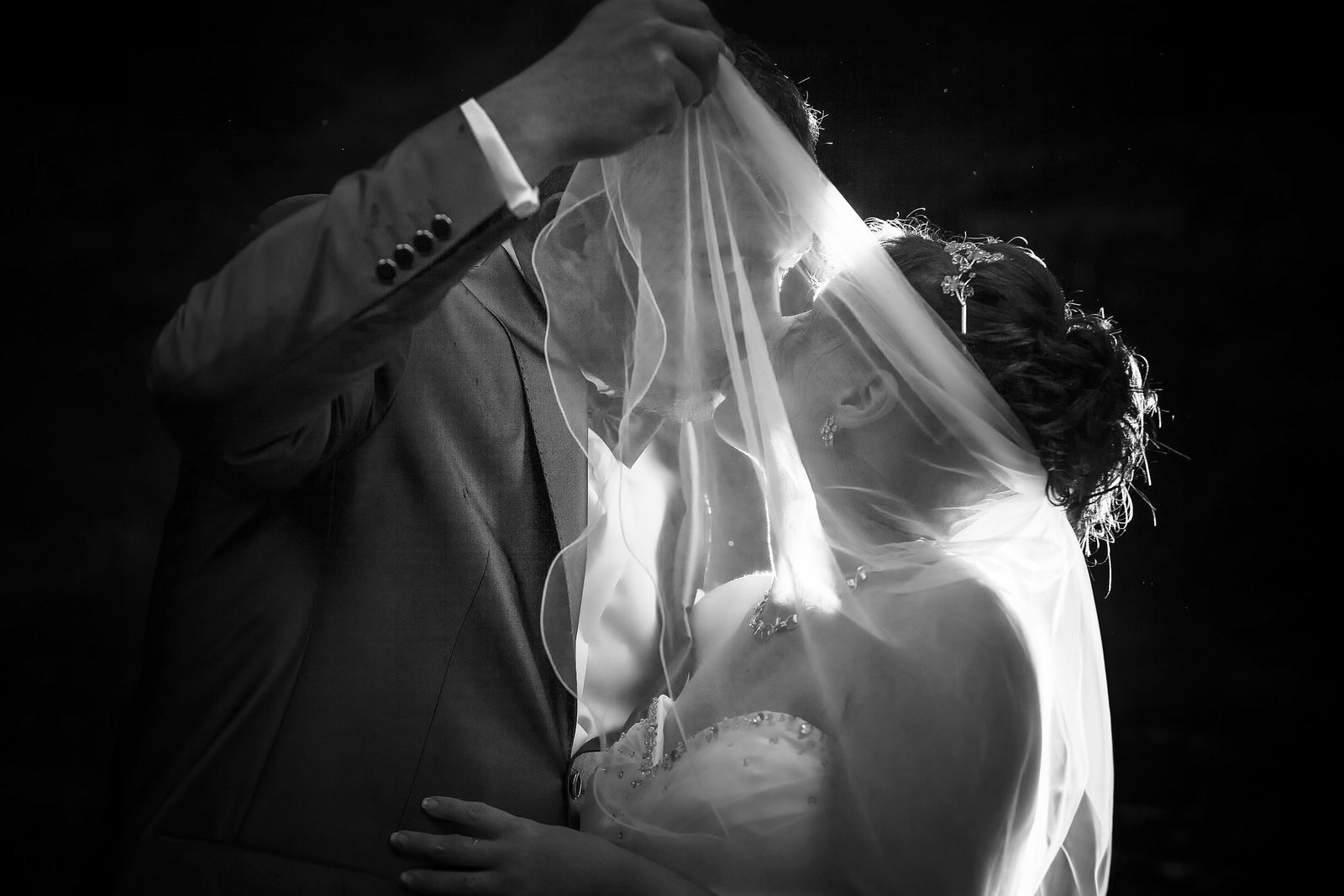 Kuss unter dem Schleier in Schwarz-Weiß – Marko Lorenz, Hochzeitsfotograf